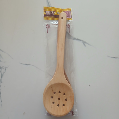 کفگیر چوبی گرد سوراخ دار